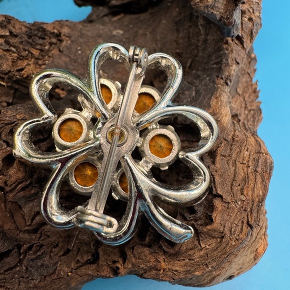 Vintage silver tone bling brooch, EUC. Bright glass stones w/ rear rivets. - Picture 3 of 3